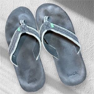 EUC Sanuk Men’s size 13 flip flops distressed gray color